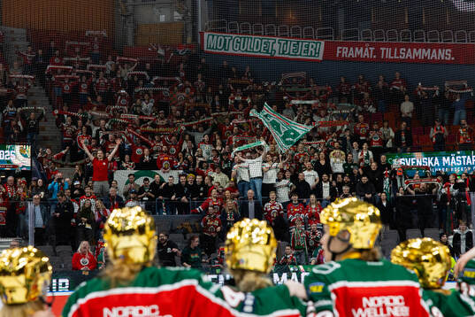 Frölundas spelare jublar och firar framför klacken