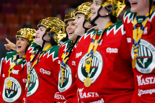 Frölundas spelare jublar och sjunger framför klacken