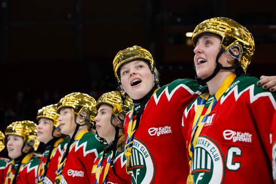 Frölundas Linnéa Pettersson Dove och Hanna Olsson  jublar