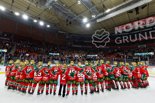 Frölundas spelare jublar och firar framför klacken