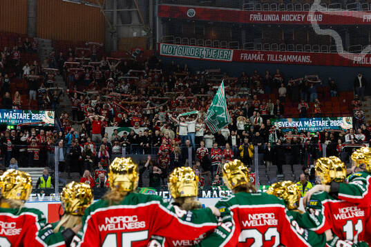 Frölundas spelare jublar och firar framför klacken