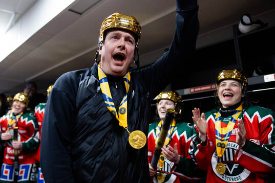 Frölundas materialförvaltare Johan Gustafsson jublar i