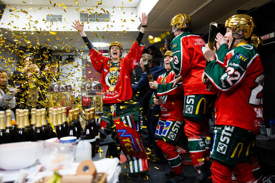 Frölundas målvakt Stephanie Neatby jublar i