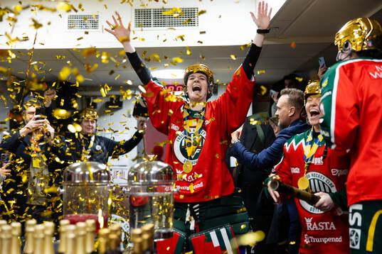 Frölundas målvakt Stephanie Neatby jublar i