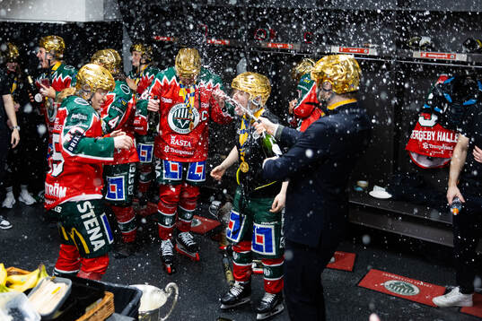 Frölundas spelare och ledare jublar i omklädningsrummet