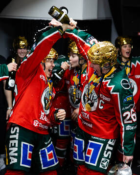 Frölundas Michelle Karvinen och Hanna Olsson  jublar i