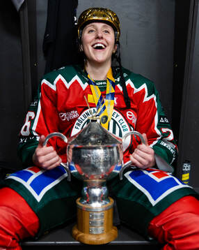 Frölundas Hanna Olsson med pokalen  i omklädningsrummet
