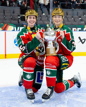 Frölundas Elisa Holopainen och Sanni Rantala med pokalen
