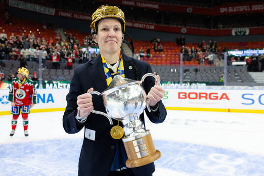 Frölundas tränare Erika Holst med pokalen