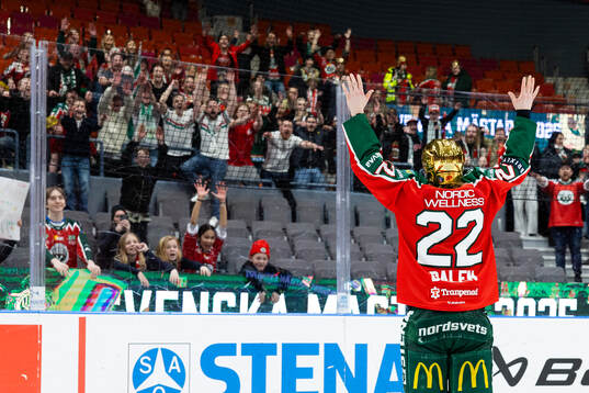 Frölundas Andrea Dalen jublar framför supportrarna