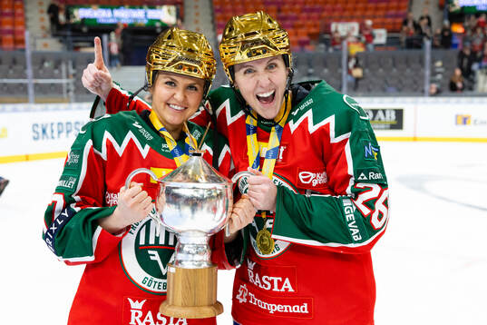 Frölundas Sofie Lundin och Hanna Olsson jublar med pokalen