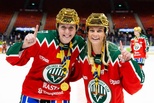 Frölundas Hanna Olsson och Jennifer Larsson jublar