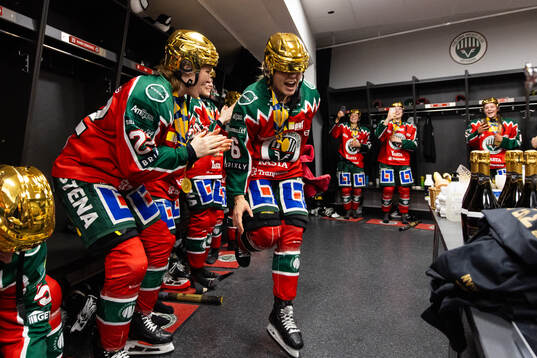 Frölundas Andrea Dalen och Maja Beverin jublar i