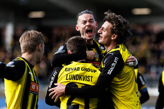 Häckens Adam Lundkvist jublar med lagkamrater