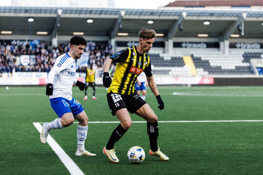 IFK Norrköpings Ismet Lushaku och Häckens Samuel Leach
