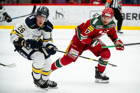 HV71s Tommi Tikka och Modos Riley Woods