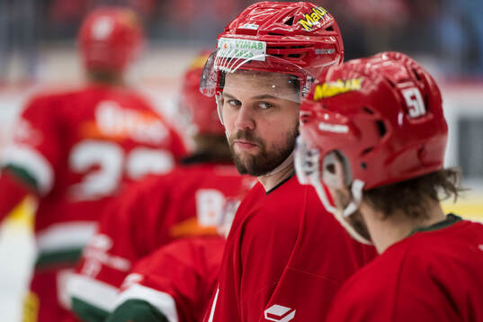 Modos Måns Carlsson innan match två i kvalet till SHL