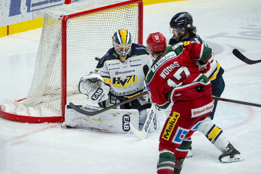 Modos Riley Woods gör 2-0 bakom HV71s målvakt Frederik