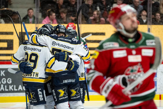 HV71s Oskar Stål-Lyrenäs jublar