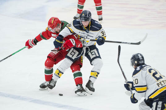 Modos Riley Woods och HV71s Jamiro Reber