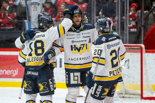 HV71s Joona Luoto jublar