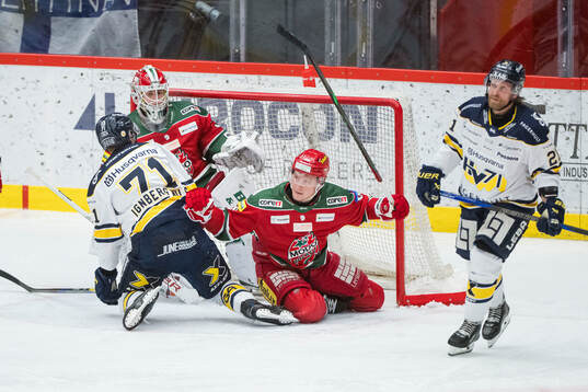 Modos Paul Ladue och målvakt Lassi Lehtinen och HV71s