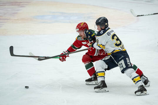 Modos Riley Woods och HV71s Jamiro Reber