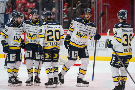 HV71s Joona Luoto jublar