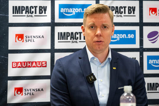 HV71s tränare Anton Blomqvist vid en presskonferens
