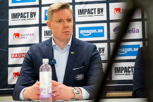 HV71s tränare Anton Blomqvist vid en presskonferens