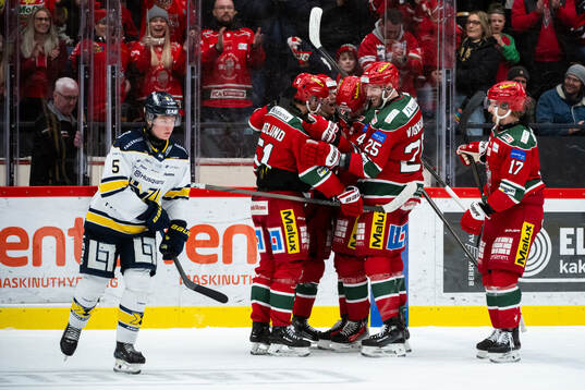 Modos Mikkel Aagaard jublar med lagkamrater
