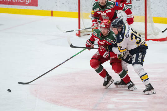 Modos Riley Woods och HV71s Jamiro Reber