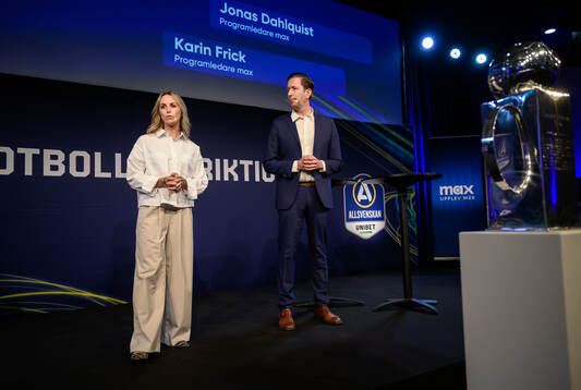 Programledare Karin Frick och Jonas Dahlquist på scen