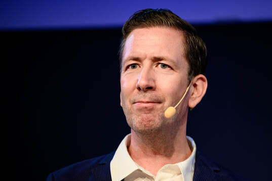 Programledare Jonas Dahlquist på scen