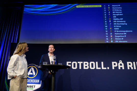 Programledare Karin Frick och Jonas Dahlquist på scen