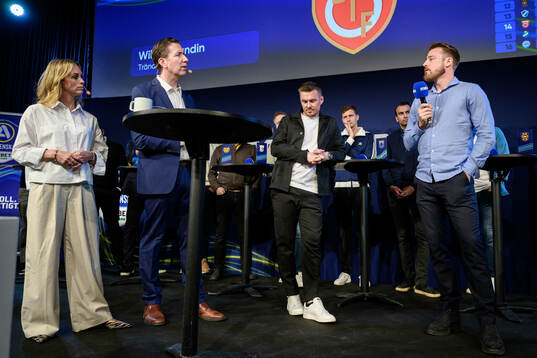 Degerfors tränare William Lundin och Halmstads tränare