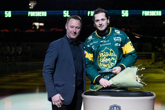 Erik Ryman, sportchef Hockeyallsvenskan, delar ut priset