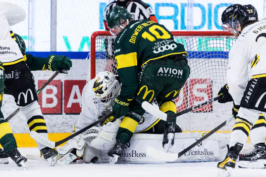 AIKs målvakt Victor Brattström och Björklövens Liam