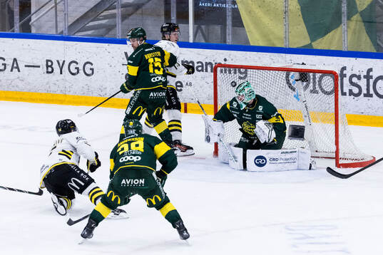 AIKs Jordan Bellerive gör 1-1 bakom Björklövens målvakt