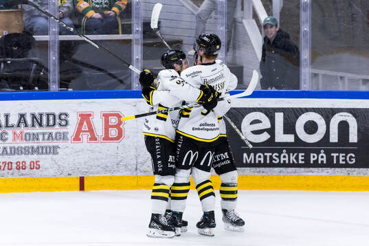 AIKs Jordan Bellerive jublar med lagkamrater