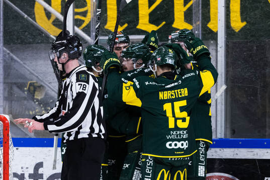 Björklövens Jacob Olofsson jublar med lagkamrater