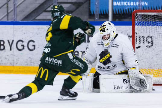 Björklövens Axel Ottosson gör 3-2 bakom AIKs målvakt