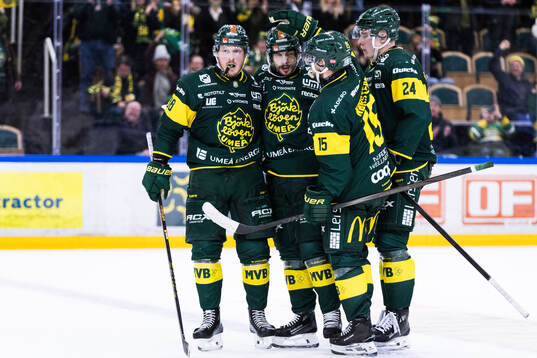 Björklövens Gustav Possler jublar med lagkamrater