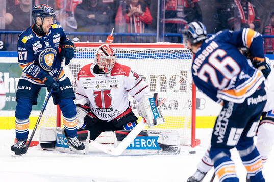 Växjös Robert Rosén och Örebros målvakt Jonas Arntzen