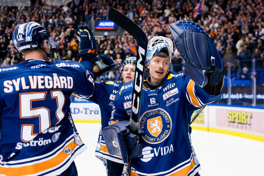 Växjös Karl Henriksson och målvakt Emil Larmi jublar