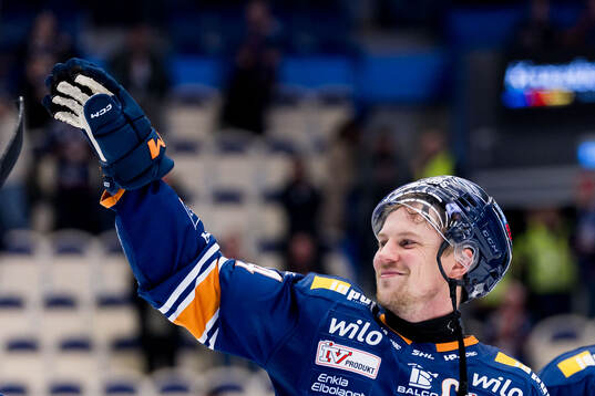 Växjös Joel Persson jublar