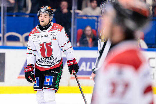 Örebros Ruben Rafkin deppar när han blir utvisad