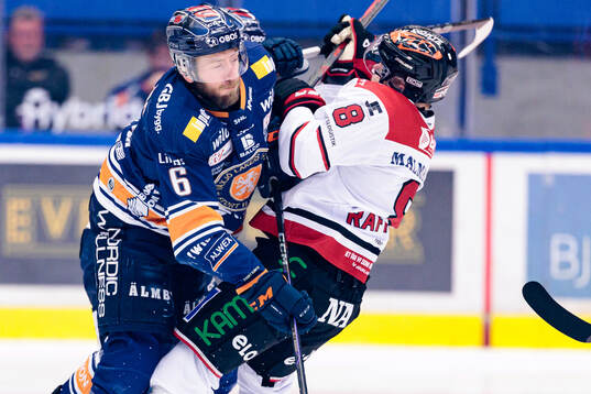 Växjös Petter Granberg tacklar Örebros Ruben Rafkin