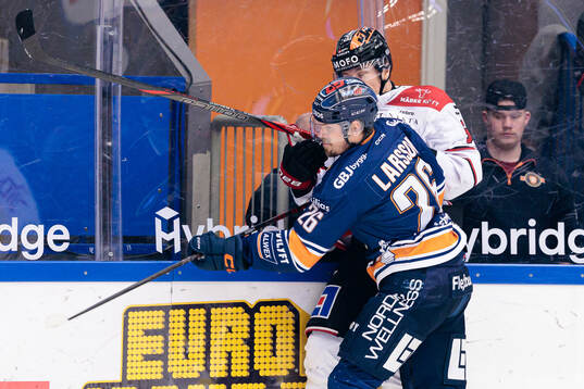 Växjös Emil Larsson tacklar Örebros Gustav Backström