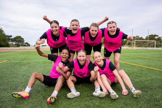 Jennifer Brinck, Alice Broman, fotbollsansvarig Jenny Holm,